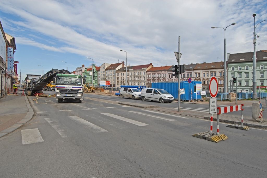 S dopravními omezeními musí nově počítat řidiči kvůli rekonstrukci Borské ulice v Plzni. V těchto dnech začala druhá etapa projektu nazvaného Rekonstrukce Borská s křižovatkou Belánka v Plzni, doprava je proto odkloněna přes okolní komunikace. Objízdná trasa vede pro osobní vozidla ulicemi Hálkova, Břeňkova, Thámova a pro nákladní automobily ulicemi Klatovská třída, Sukova a Folmavská. Rekonstrukce Borské ulice je letošní největší investiční akcí magistrátního odboru investic na území města Plzně. Stavební práce v hodnotě téměř 39 milionů korun včetně DPH provádí společnost EUROVIA CS. Rozděleny byly do šesti dílčích navazujících etap, první z nich je již skončena a nyní probíhá druhá. Úpravy ovlivňující dopravu potrvají do prosince 2015. (foto: 15.4.2015)