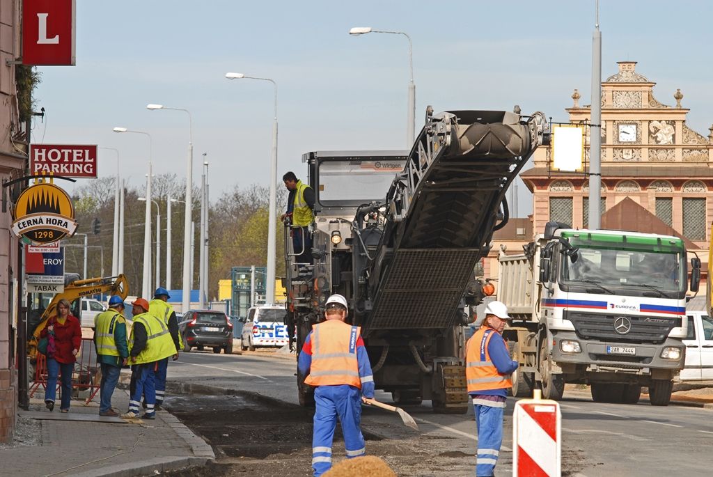 S dopravními omezeními musí nově počítat řidiči kvůli rekonstrukci Borské ulice v Plzni. V těchto dnech začala druhá etapa projektu nazvaného Rekonstrukce Borská s křižovatkou Belánka v Plzni, doprava je proto odkloněna přes okolní komunikace. Objízdná trasa vede pro osobní vozidla ulicemi Hálkova, Břeňkova, Thámova a pro nákladní automobily ulicemi Klatovská třída, Sukova a Folmavská. Rekonstrukce Borské ulice je letošní největší investiční akcí magistrátního odboru investic na území města Plzně. Stavební práce v hodnotě téměř 39 milionů korun včetně DPH provádí společnost EUROVIA CS. Rozděleny byly do šesti dílčích navazujících etap, první z nich je již skončena a nyní probíhá druhá. Úpravy ovlivňující dopravu potrvají do prosince 2015. (foto: 15.4.2015)