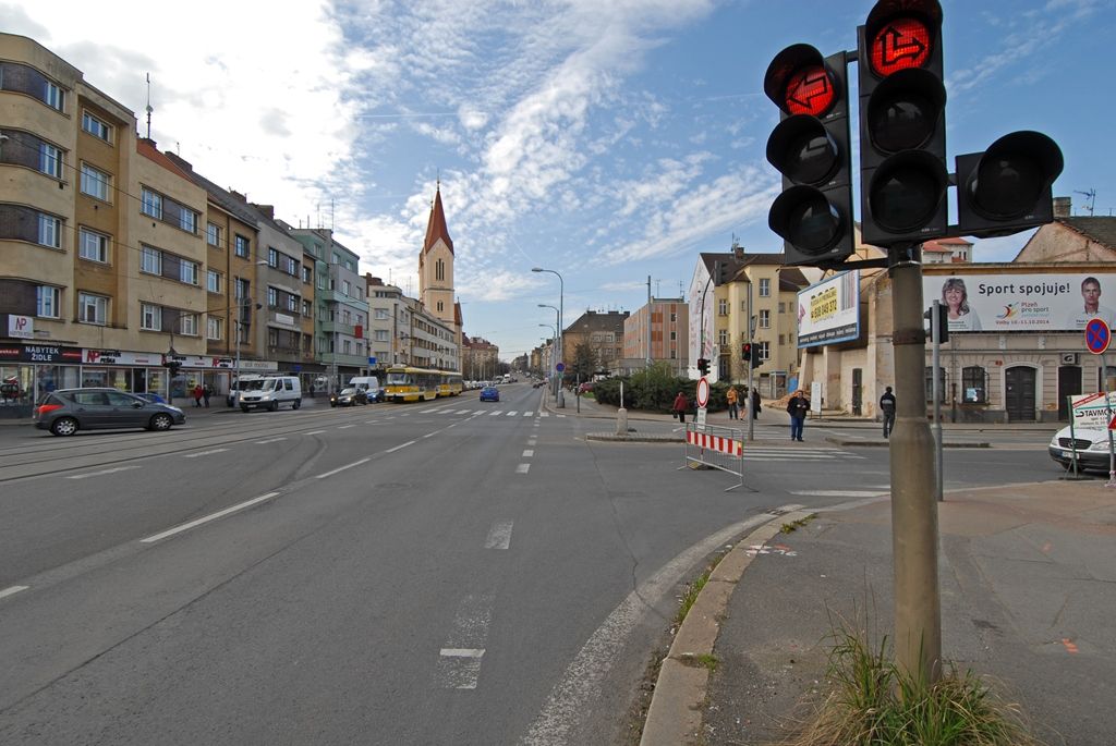S dopravními omezeními musí nově počítat řidiči kvůli rekonstrukci Borské ulice v Plzni. V těchto dnech začala druhá etapa projektu nazvaného Rekonstrukce Borská s křižovatkou Belánka v Plzni, doprava je proto odkloněna přes okolní komunikace. Objízdná trasa vede pro osobní vozidla ulicemi Hálkova, Břeňkova, Thámova a pro nákladní automobily ulicemi Klatovská třída, Sukova a Folmavská. Rekonstrukce Borské ulice je letošní největší investiční akcí magistrátního odboru investic na území města Plzně. Stavební práce v hodnotě téměř 39 milionů korun včetně DPH provádí společnost EUROVIA CS. Rozděleny byly do šesti dílčích navazujících etap, první z nich je již skončena a nyní probíhá druhá. Úpravy ovlivňující dopravu potrvají do prosince 2015. (foto: 15.4.2015)