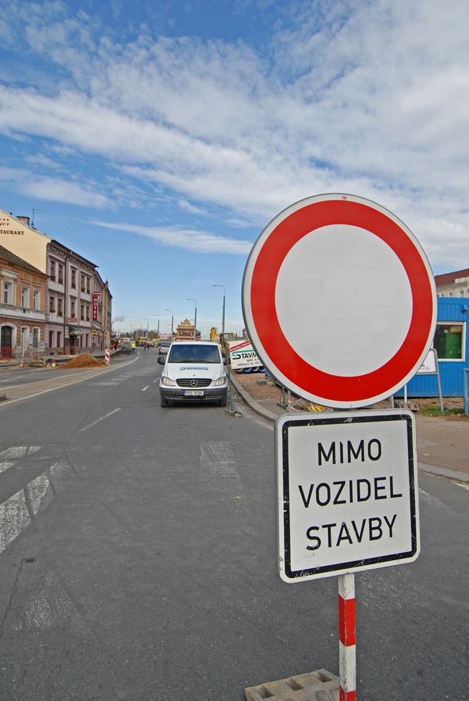 S dopravními omezeními musí nově počítat řidiči kvůli rekonstrukci Borské ulice v Plzni. V těchto dnech začala druhá etapa projektu nazvaného Rekonstrukce Borská s křižovatkou Belánka v Plzni, doprava je proto odkloněna přes okolní komunikace. Objízdná trasa vede pro osobní vozidla ulicemi Hálkova, Břeňkova, Thámova a pro nákladní automobily ulicemi Klatovská třída, Sukova a Folmavská. Rekonstrukce Borské ulice je letošní největší investiční akcí magistrátního odboru investic na území města Plzně. Stavební práce v hodnotě téměř 39 milionů korun včetně DPH provádí společnost EUROVIA CS. Rozděleny byly do šesti dílčích navazujících etap, první z nich je již skončena a nyní probíhá druhá. Úpravy ovlivňující dopravu potrvají do prosince 2015. (foto: 15.4.2015)