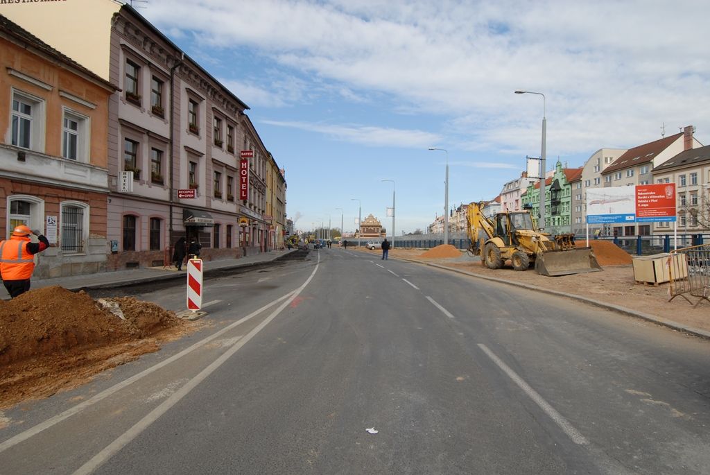 S dopravními omezeními musí nově počítat řidiči kvůli rekonstrukci Borské ulice v Plzni. V těchto dnech začala druhá etapa projektu nazvaného Rekonstrukce Borská s křižovatkou Belánka v Plzni, doprava je proto odkloněna přes okolní komunikace. Objízdná trasa vede pro osobní vozidla ulicemi Hálkova, Břeňkova, Thámova a pro nákladní automobily ulicemi Klatovská třída, Sukova a Folmavská. Rekonstrukce Borské ulice je letošní největší investiční akcí magistrátního odboru investic na území města Plzně. Stavební práce v hodnotě téměř 39 milionů korun včetně DPH provádí společnost EUROVIA CS. Rozděleny byly do šesti dílčích navazujících etap, první z nich je již skončena a nyní probíhá druhá. Úpravy ovlivňující dopravu potrvají do prosince 2015. (foto: 15.4.2015)