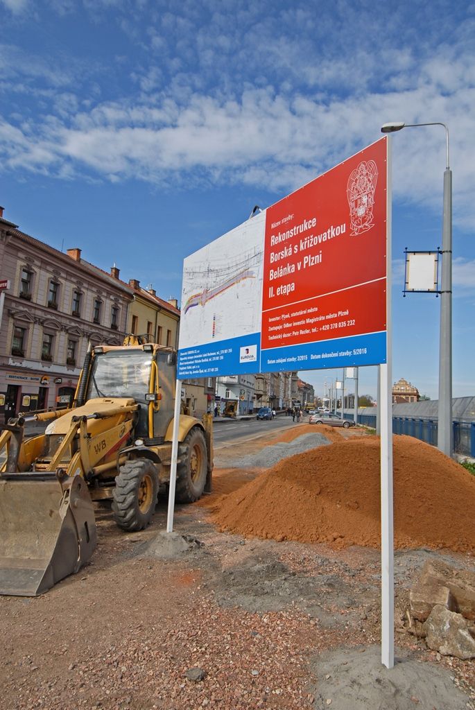 S dopravními omezeními musí nově počítat řidiči kvůli rekonstrukci Borské ulice v Plzni. V těchto dnech začala druhá etapa projektu nazvaného Rekonstrukce Borská s křižovatkou Belánka v Plzni, doprava je proto odkloněna přes okolní komunikace. Objízdná trasa vede pro osobní vozidla ulicemi Hálkova, Břeňkova, Thámova a pro nákladní automobily ulicemi Klatovská třída, Sukova a Folmavská. Rekonstrukce Borské ulice je letošní největší investiční akcí magistrátního odboru investic na území města Plzně. Stavební práce v hodnotě téměř 39 milionů korun včetně DPH provádí společnost EUROVIA CS. Rozděleny byly do šesti dílčích navazujících etap, první z nich je již skončena a nyní probíhá druhá. Úpravy ovlivňující dopravu potrvají do prosince 2015. (foto: 15.4.2015)