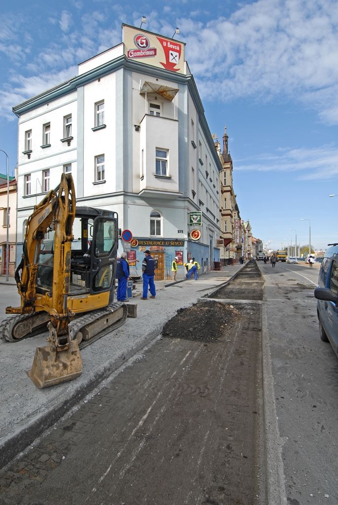 S dopravními omezeními musí nově počítat řidiči kvůli rekonstrukci Borské ulice v Plzni. V těchto dnech začala druhá etapa projektu nazvaného Rekonstrukce Borská s křižovatkou Belánka v Plzni, doprava je proto odkloněna přes okolní komunikace. Objízdná trasa vede pro osobní vozidla ulicemi Hálkova, Břeňkova, Thámova a pro nákladní automobily ulicemi Klatovská třída, Sukova a Folmavská. Rekonstrukce Borské ulice je letošní největší investiční akcí magistrátního odboru investic na území města Plzně. Stavební práce v hodnotě téměř 39 milionů korun včetně DPH provádí společnost EUROVIA CS. Rozděleny byly do šesti dílčích navazujících etap, první z nich je již skončena a nyní probíhá druhá. Úpravy ovlivňující dopravu potrvají do prosince 2015. (foto: 15.4.2015)