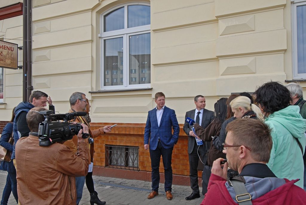 S dopravními omezeními musí nově počítat řidiči kvůli rekonstrukci Borské ulice v Plzni. V těchto dnech začala druhá etapa projektu nazvaného Rekonstrukce Borská s křižovatkou Belánka v Plzni, doprava je proto odkloněna přes okolní komunikace. Objízdná trasa vede pro osobní vozidla ulicemi Hálkova, Břeňkova, Thámova a pro nákladní automobily ulicemi Klatovská třída, Sukova a Folmavská. Rekonstrukce Borské ulice je letošní největší investiční akcí magistrátního odboru investic na území města Plzně. Stavební práce v hodnotě téměř 39 milionů korun včetně DPH provádí společnost EUROVIA CS. Rozděleny byly do šesti dílčích navazujících etap, první z nich je již skončena a nyní probíhá druhá. Úpravy ovlivňující dopravu potrvají do prosince 2015. (foto: 15.4.2015)