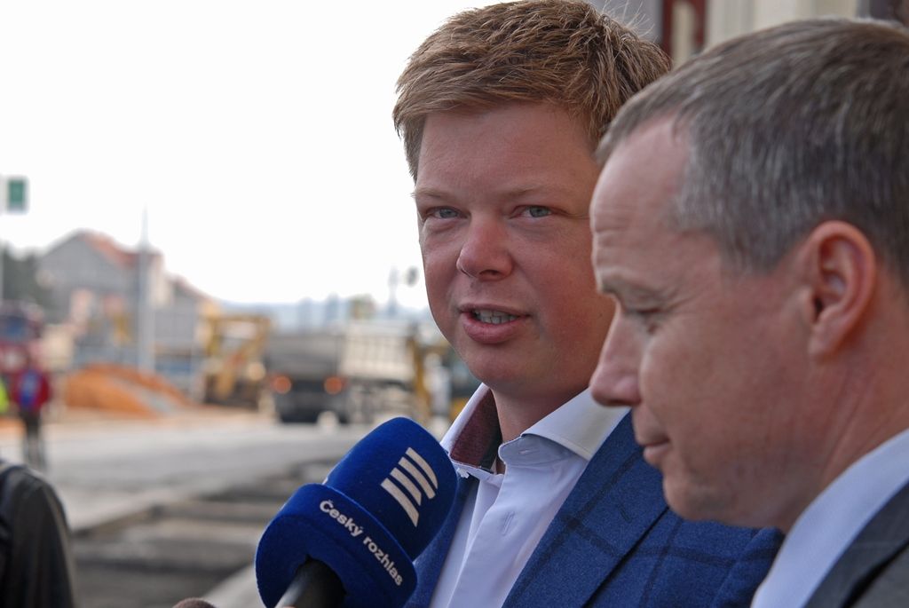 S dopravními omezeními musí nově počítat řidiči kvůli rekonstrukci Borské ulice v Plzni. V těchto dnech začala druhá etapa projektu nazvaného Rekonstrukce Borská s křižovatkou Belánka v Plzni, doprava je proto odkloněna přes okolní komunikace. Objízdná trasa vede pro osobní vozidla ulicemi Hálkova, Břeňkova, Thámova a pro nákladní automobily ulicemi Klatovská třída, Sukova a Folmavská. Rekonstrukce Borské ulice je letošní největší investiční akcí magistrátního odboru investic na území města Plzně. Stavební práce v hodnotě téměř 39 milionů korun včetně DPH provádí společnost EUROVIA CS. Rozděleny byly do šesti dílčích navazujících etap, první z nich je již skončena a nyní probíhá druhá. Úpravy ovlivňující dopravu potrvají do prosince 2015. (foto: 15.4.2015)