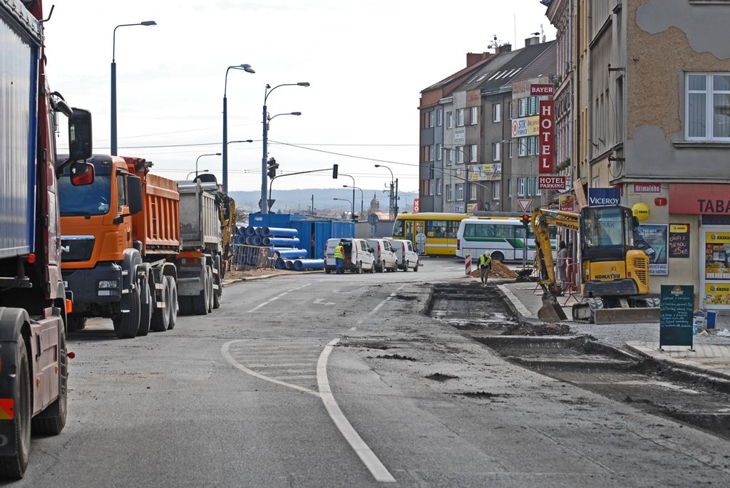 S dopravními omezeními musí nově počítat řidiči kvůli rekonstrukci Borské ulice v Plzni. V těchto dnech začala druhá etapa projektu nazvaného Rekonstrukce Borská s křižovatkou Belánka v Plzni, doprava je proto odkloněna přes okolní komunikace. Objízdná trasa vede pro osobní vozidla ulicemi Hálkova, Břeňkova, Thámova a pro nákladní automobily ulicemi Klatovská třída, Sukova a Folmavská. Rekonstrukce Borské ulice je letošní největší investiční akcí magistrátního odboru investic na území města Plzně. Stavební práce v hodnotě téměř 39 milionů korun včetně DPH provádí společnost EUROVIA CS. Rozděleny byly do šesti dílčích navazujících etap, první z nich je již skončena a nyní probíhá druhá. Úpravy ovlivňující dopravu potrvají do prosince 2015. (foto: 15.4.2015)