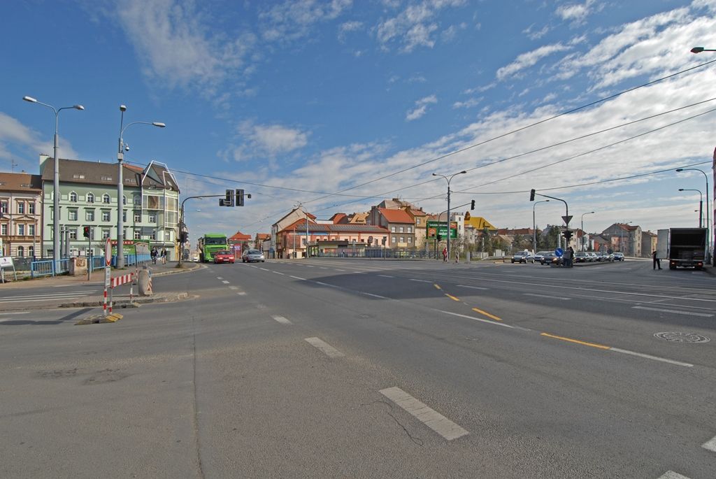 S dopravními omezeními musí nově počítat řidiči kvůli rekonstrukci Borské ulice v Plzni. V těchto dnech začala druhá etapa projektu nazvaného Rekonstrukce Borská s křižovatkou Belánka v Plzni, doprava je proto odkloněna přes okolní komunikace. Objízdná trasa vede pro osobní vozidla ulicemi Hálkova, Břeňkova, Thámova a pro nákladní automobily ulicemi Klatovská třída, Sukova a Folmavská. Rekonstrukce Borské ulice je letošní největší investiční akcí magistrátního odboru investic na území města Plzně. Stavební práce v hodnotě téměř 39 milionů korun včetně DPH provádí společnost EUROVIA CS. Rozděleny byly do šesti dílčích navazujících etap, první z nich je již skončena a nyní probíhá druhá. Úpravy ovlivňující dopravu potrvají do prosince 2015. (foto: 15.4.2015)