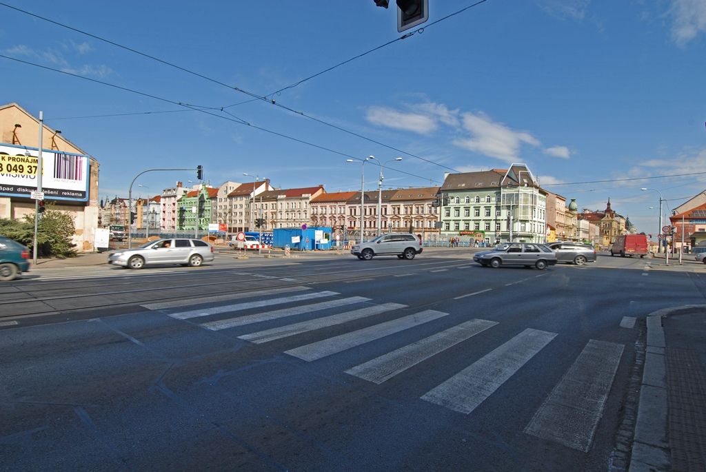 S dopravními omezeními musí nově počítat řidiči kvůli rekonstrukci Borské ulice v Plzni. V těchto dnech začala druhá etapa projektu nazvaného Rekonstrukce Borská s křižovatkou Belánka v Plzni, doprava je proto odkloněna přes okolní komunikace. Objízdná trasa vede pro osobní vozidla ulicemi Hálkova, Břeňkova, Thámova a pro nákladní automobily ulicemi Klatovská třída, Sukova a Folmavská. Rekonstrukce Borské ulice je letošní největší investiční akcí magistrátního odboru investic na území města Plzně. Stavební práce v hodnotě téměř 39 milionů korun včetně DPH provádí společnost EUROVIA CS. Rozděleny byly do šesti dílčích navazujících etap, první z nich je již skončena a nyní probíhá druhá. Úpravy ovlivňující dopravu potrvají do prosince 2015. (foto: 15.4.2015)