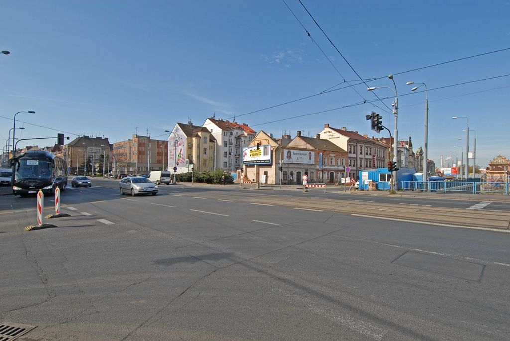 S dopravními omezeními musí nově počítat řidiči kvůli rekonstrukci Borské ulice v Plzni. V těchto dnech začala druhá etapa projektu nazvaného Rekonstrukce Borská s křižovatkou Belánka v Plzni, doprava je proto odkloněna přes okolní komunikace. Objízdná trasa vede pro osobní vozidla ulicemi Hálkova, Břeňkova, Thámova a pro nákladní automobily ulicemi Klatovská třída, Sukova a Folmavská. Rekonstrukce Borské ulice je letošní největší investiční akcí magistrátního odboru investic na území města Plzně. Stavební práce v hodnotě téměř 39 milionů korun včetně DPH provádí společnost EUROVIA CS. Rozděleny byly do šesti dílčích navazujících etap, první z nich je již skončena a nyní probíhá druhá. Úpravy ovlivňující dopravu potrvají do prosince 2015. (foto: 15.4.2015)