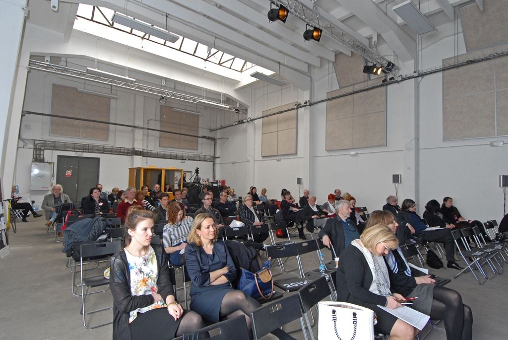 Součástí programu projektu Plzeň – Evropské hlavní město kultury 2015 jsou vedle desítek kulturních událostí také inspirativní konference a debaty reflektující evropskou myšlenku a výzvy, které ovlivňují směřování současné evropské společnosti. Významnou konferenci Fórum Plzeň s podtitulem Kulturní vize, bohatství měst: mandát občanů v životě města připravila společnost Plzeň 2015 ve spolupráci s iniciativou A Soul for Europe. Účastníci konference debatovali také o tom, jak kultura v kontextu projektu přispívá k zapojení občanů a pomáhá v hledání odpovědí na aktuální problémy, jako jsou rostoucí populismus, radikalizace společnosti či hledání společné vize. Cílem setkání bylo najít takové cesty, kde města i občané mohou aktivně přispět ke společné evropské myšlence a rozvíjet demokracii a svobodu. (foto: 17.4.2015)