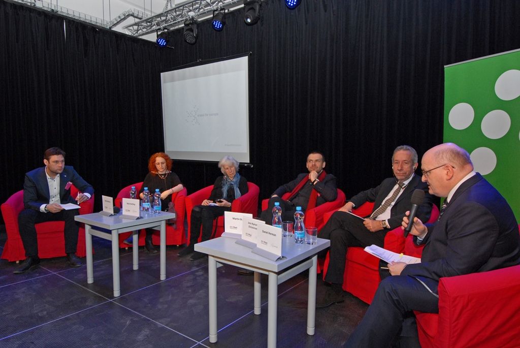 Součástí programu projektu Plzeň – Evropské hlavní město kultury 2015 jsou vedle desítek kulturních událostí také inspirativní konference a debaty reflektující evropskou myšlenku a výzvy, které ovlivňují směřování současné evropské společnosti. Významnou konferenci Fórum Plzeň s podtitulem Kulturní vize, bohatství měst: mandát občanů v životě města připravila společnost Plzeň 2015 ve spolupráci s iniciativou A Soul for Europe. Účastníci konference debatovali také o tom, jak kultura v kontextu projektu přispívá k zapojení občanů a pomáhá v hledání odpovědí na aktuální problémy, jako jsou rostoucí populismus, radikalizace společnosti či hledání společné vize. Cílem setkání bylo najít takové cesty, kde města i občané mohou aktivně přispět ke společné evropské myšlence a rozvíjet demokracii a svobodu. (foto: 17.4.2015)