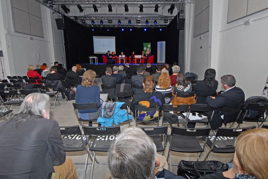 Součástí programu projektu Plzeň – Evropské hlavní město kultury 2015 jsou vedle desítek kulturních událostí také inspirativní konference a debaty reflektující evropskou myšlenku a výzvy, které ovlivňují směřování současné evropské společnosti. Významnou konferenci Fórum Plzeň s podtitulem Kulturní vize, bohatství měst: mandát občanů v životě města připravila společnost Plzeň 2015 ve spolupráci s iniciativou A Soul for Europe. Účastníci konference debatovali také o tom, jak kultura v kontextu projektu přispívá k zapojení občanů a pomáhá v hledání odpovědí na aktuální problémy, jako jsou rostoucí populismus, radikalizace společnosti či hledání společné vize. Cílem setkání bylo najít takové cesty, kde města i občané mohou aktivně přispět ke společné evropské myšlence a rozvíjet demokracii a svobodu. (foto: 17.4.2015)