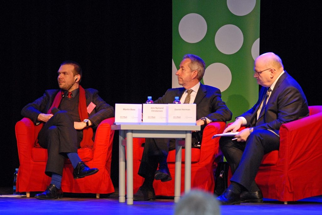 Součástí programu projektu Plzeň – Evropské hlavní město kultury 2015 jsou vedle desítek kulturních událostí také inspirativní konference a debaty reflektující evropskou myšlenku a výzvy, které ovlivňují směřování současné evropské společnosti. Významnou konferenci Fórum Plzeň s podtitulem Kulturní vize, bohatství měst: mandát občanů v životě města připravila společnost Plzeň 2015 ve spolupráci s iniciativou A Soul for Europe. Účastníci konference debatovali také o tom, jak kultura v kontextu projektu přispívá k zapojení občanů a pomáhá v hledání odpovědí na aktuální problémy, jako jsou rostoucí populismus, radikalizace společnosti či hledání společné vize. Cílem setkání bylo najít takové cesty, kde města i občané mohou aktivně přispět ke společné evropské myšlence a rozvíjet demokracii a svobodu. (foto: 17.4.2015)