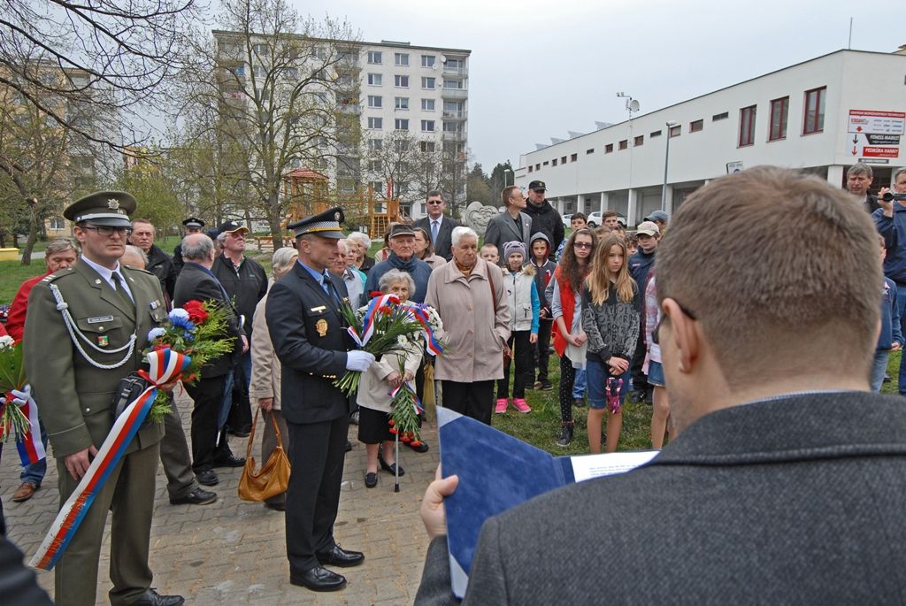 Památku obětí náletu a padlých ve 2. světové válce si dnes připomněli lidé v Plzni, konkrétně v městské části Doubravka. V Sousedské a Jateční ulici uctili památku obětí z řad doubraveckých obyvatel, kteří zemřeli při spojeneckých náletech na Plzeň před 70 lety. Květiny u pomníků položili nejen zástupci Plzeňského kraje, města Plzně, čtvrtého městského obvodu, armády a dalších subjektů, ale i přímo dosud žijící pamětníci z řad Plzeňanů. „Máme to stále v sobě,“ uvedli někteří z nich při vzpomínce na události ze 17. dubna 1945. (foto: 17.4.2015)