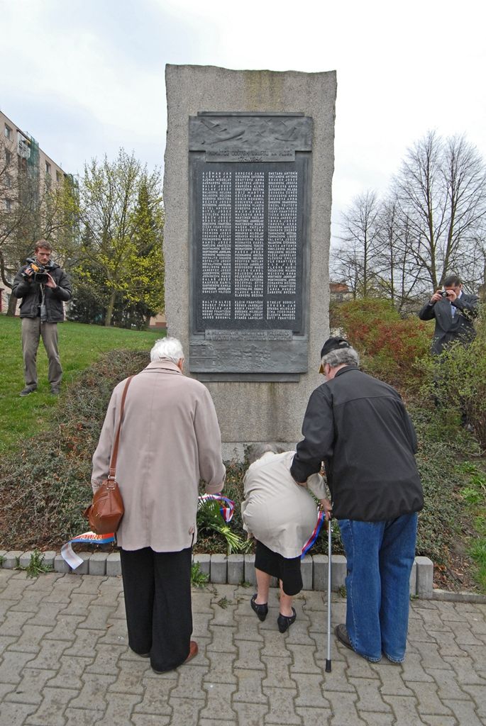 Památku obětí náletu a padlých ve 2. světové válce si dnes připomněli lidé v Plzni, konkrétně v městské části Doubravka. V Sousedské a Jateční ulici uctili památku obětí z řad doubraveckých obyvatel, kteří zemřeli při spojeneckých náletech na Plzeň před 70 lety. Květiny u pomníků položili nejen zástupci Plzeňského kraje, města Plzně, čtvrtého městského obvodu, armády a dalších subjektů, ale i přímo dosud žijící pamětníci z řad Plzeňanů. „Máme to stále v sobě,“ uvedli někteří z nich při vzpomínce na události ze 17. dubna 1945. (foto: 17.4.2015)