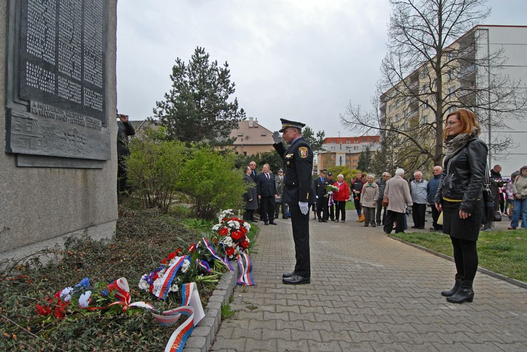 Památku obětí náletu a padlých ve 2. světové válce si dnes připomněli lidé v Plzni, konkrétně v městské části Doubravka. V Sousedské a Jateční ulici uctili památku obětí z řad doubraveckých obyvatel, kteří zemřeli při spojeneckých náletech na Plzeň před 70 lety. Květiny u pomníků položili nejen zástupci Plzeňského kraje, města Plzně, čtvrtého městského obvodu, armády a dalších subjektů, ale i přímo dosud žijící pamětníci z řad Plzeňanů. „Máme to stále v sobě,“ uvedli někteří z nich při vzpomínce na události ze 17. dubna 1945. (foto: 17.4.2015)