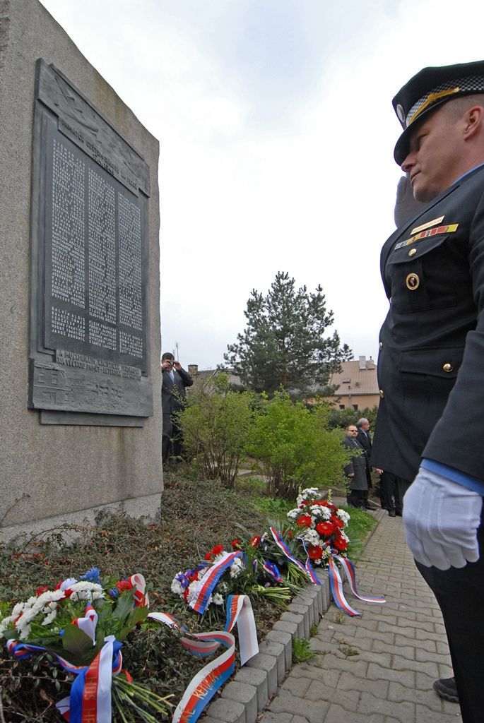 Památku obětí náletu a padlých ve 2. světové válce si dnes připomněli lidé v Plzni, konkrétně v městské části Doubravka. V Sousedské a Jateční ulici uctili památku obětí z řad doubraveckých obyvatel, kteří zemřeli při spojeneckých náletech na Plzeň před 70 lety. Květiny u pomníků položili nejen zástupci Plzeňského kraje, města Plzně, čtvrtého městského obvodu, armády a dalších subjektů, ale i přímo dosud žijící pamětníci z řad Plzeňanů. „Máme to stále v sobě,“ uvedli někteří z nich při vzpomínce na události ze 17. dubna 1945. (foto: 17.4.2015)