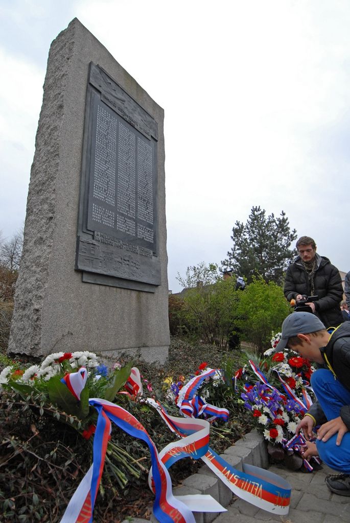 Památku obětí náletu a padlých ve 2. světové válce si dnes připomněli lidé v Plzni, konkrétně v městské části Doubravka. V Sousedské a Jateční ulici uctili památku obětí z řad doubraveckých obyvatel, kteří zemřeli při spojeneckých náletech na Plzeň před 70 lety. Květiny u pomníků položili nejen zástupci Plzeňského kraje, města Plzně, čtvrtého městského obvodu, armády a dalších subjektů, ale i přímo dosud žijící pamětníci z řad Plzeňanů. „Máme to stále v sobě,“ uvedli někteří z nich při vzpomínce na události ze 17. dubna 1945. (foto: 17.4.2015)