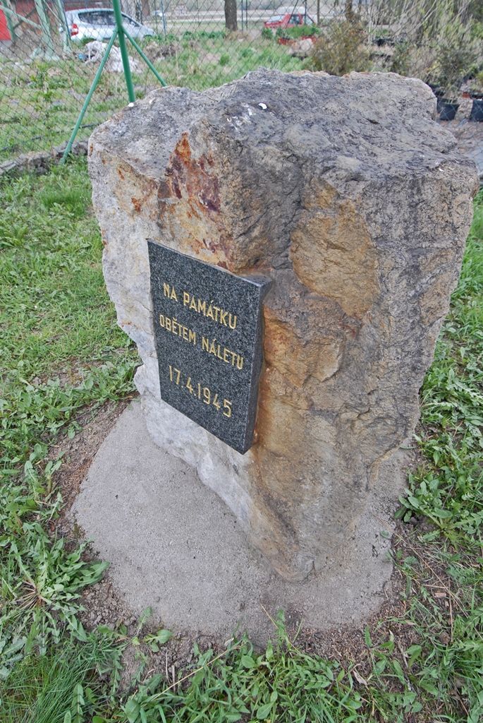 Památku obětí náletu a padlých ve 2. světové válce si dnes připomněli lidé v Plzni, konkrétně v městské části Doubravka. V Sousedské a Jateční ulici uctili památku obětí z řad doubraveckých obyvatel, kteří zemřeli při spojeneckých náletech na Plzeň před 70 lety. Květiny u pomníků položili nejen zástupci Plzeňského kraje, města Plzně, čtvrtého městského obvodu, armády a dalších subjektů, ale i přímo dosud žijící pamětníci z řad Plzeňanů. „Máme to stále v sobě,“ uvedli někteří z nich při vzpomínce na události ze 17. dubna 1945. (foto: 17.4.2015)