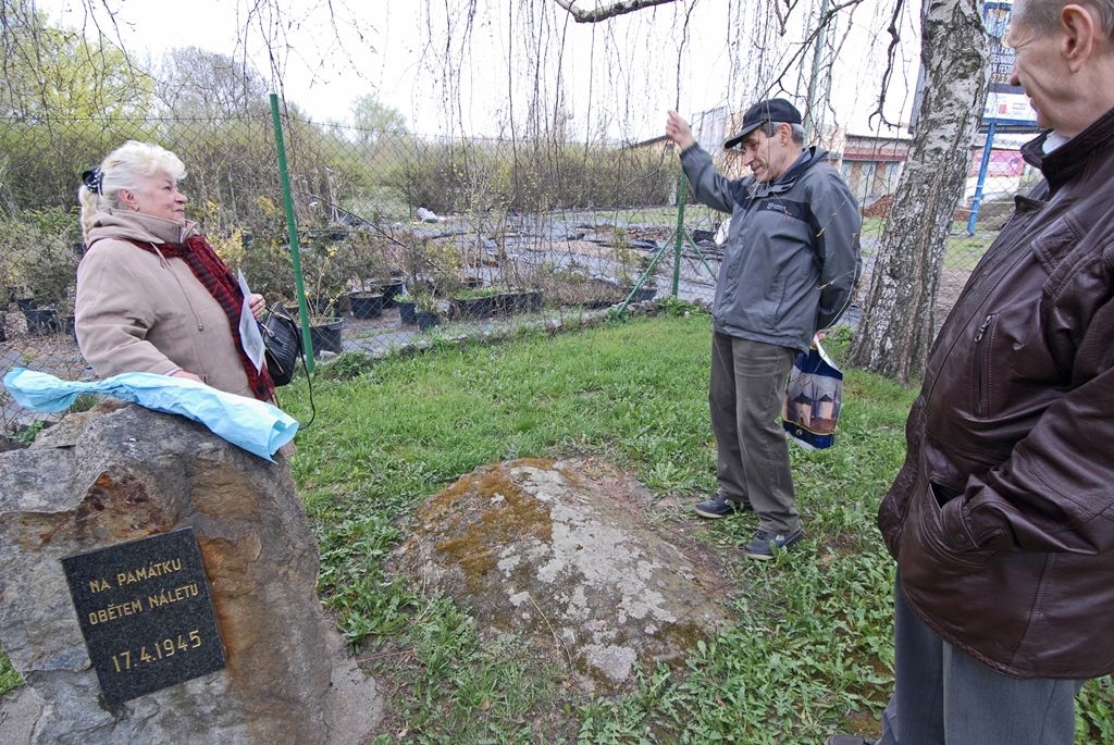 Památku obětí náletu a padlých ve 2. světové válce si dnes připomněli lidé v Plzni, konkrétně v městské části Doubravka. V Sousedské a Jateční ulici uctili památku obětí z řad doubraveckých obyvatel, kteří zemřeli při spojeneckých náletech na Plzeň před 70 lety. Květiny u pomníků položili nejen zástupci Plzeňského kraje, města Plzně, čtvrtého městského obvodu, armády a dalších subjektů, ale i přímo dosud žijící pamětníci z řad Plzeňanů. „Máme to stále v sobě,“ uvedli někteří z nich při vzpomínce na události ze 17. dubna 1945. (foto: 17.4.2015)