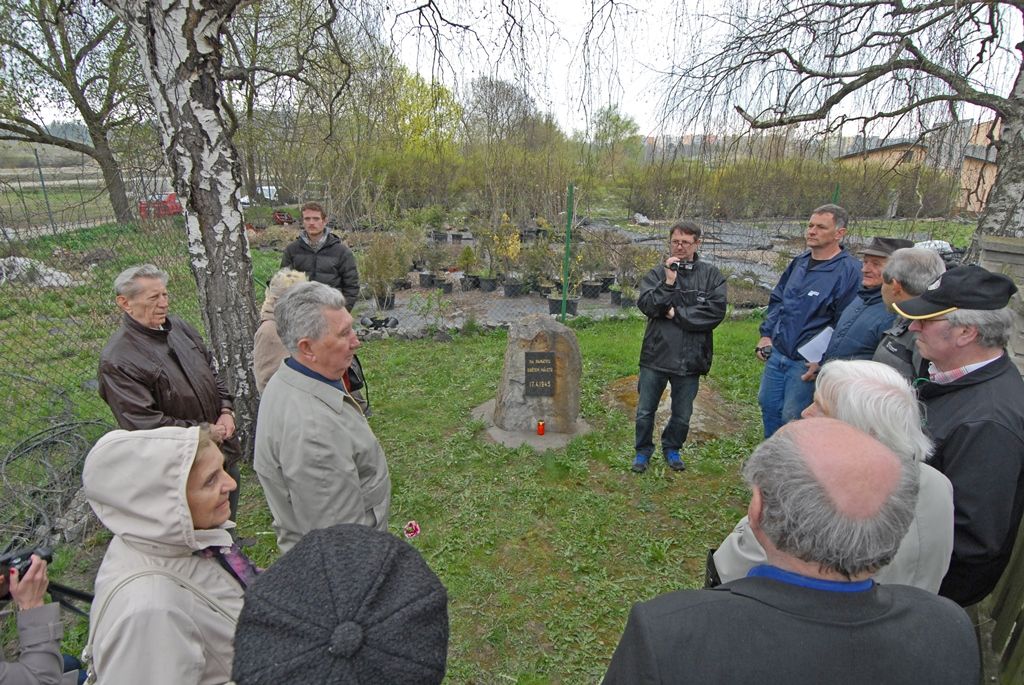 Památku obětí náletu a padlých ve 2. světové válce si dnes připomněli lidé v Plzni, konkrétně v městské části Doubravka. V Sousedské a Jateční ulici uctili památku obětí z řad doubraveckých obyvatel, kteří zemřeli při spojeneckých náletech na Plzeň před 70 lety. Květiny u pomníků položili nejen zástupci Plzeňského kraje, města Plzně, čtvrtého městského obvodu, armády a dalších subjektů, ale i přímo dosud žijící pamětníci z řad Plzeňanů. „Máme to stále v sobě,“ uvedli někteří z nich při vzpomínce na události ze 17. dubna 1945. (foto: 17.4.2015)