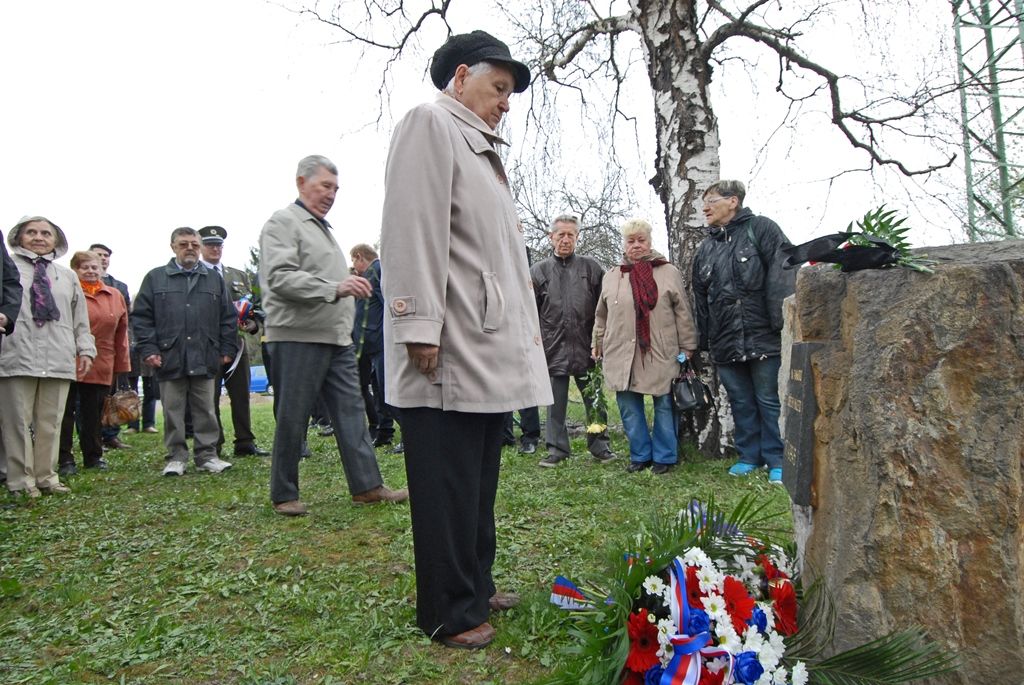 Památku obětí náletu a padlých ve 2. světové válce si dnes připomněli lidé v Plzni, konkrétně v městské části Doubravka. V Sousedské a Jateční ulici uctili památku obětí z řad doubraveckých obyvatel, kteří zemřeli při spojeneckých náletech na Plzeň před 70 lety. Květiny u pomníků položili nejen zástupci Plzeňského kraje, města Plzně, čtvrtého městského obvodu, armády a dalších subjektů, ale i přímo dosud žijící pamětníci z řad Plzeňanů. „Máme to stále v sobě,“ uvedli někteří z nich při vzpomínce na události ze 17. dubna 1945. (foto: 17.4.2015)