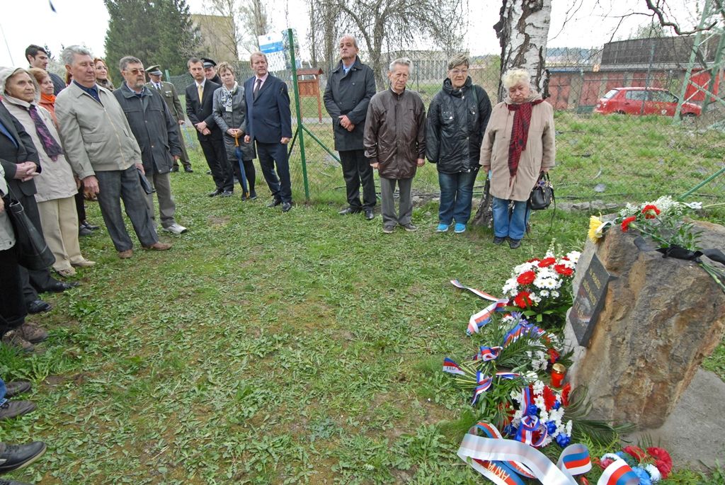 Památku obětí náletu a padlých ve 2. světové válce si dnes připomněli lidé v Plzni, konkrétně v městské části Doubravka. V Sousedské a Jateční ulici uctili památku obětí z řad doubraveckých obyvatel, kteří zemřeli při spojeneckých náletech na Plzeň před 70 lety. Květiny u pomníků položili nejen zástupci Plzeňského kraje, města Plzně, čtvrtého městského obvodu, armády a dalších subjektů, ale i přímo dosud žijící pamětníci z řad Plzeňanů. „Máme to stále v sobě,“ uvedli někteří z nich při vzpomínce na události ze 17. dubna 1945. (foto: 17.4.2015)