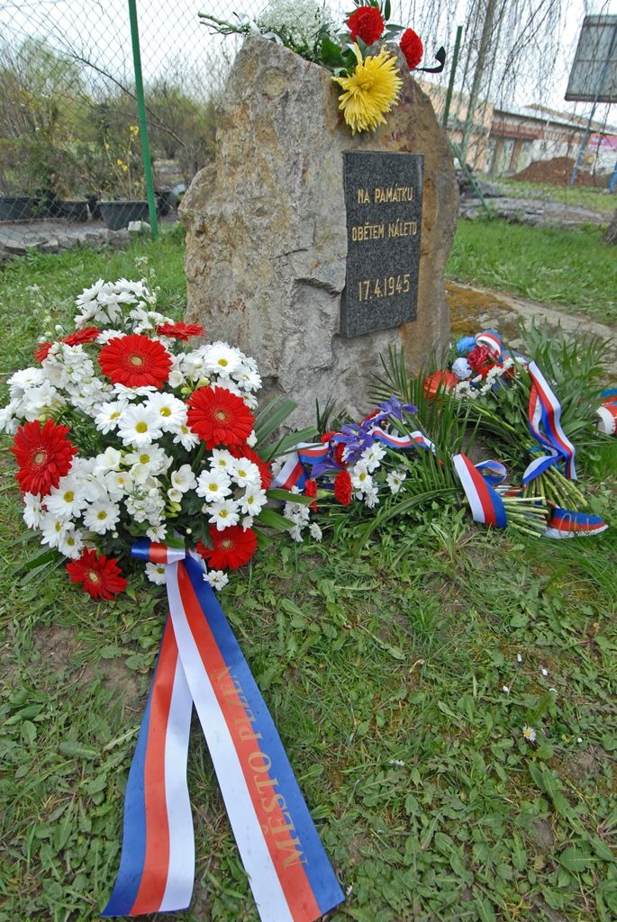 Památku obětí náletu a padlých ve 2. světové válce si dnes připomněli lidé v Plzni, konkrétně v městské části Doubravka. V Sousedské a Jateční ulici uctili památku obětí z řad doubraveckých obyvatel, kteří zemřeli při spojeneckých náletech na Plzeň před 70 lety. Květiny u pomníků položili nejen zástupci Plzeňského kraje, města Plzně, čtvrtého městského obvodu, armády a dalších subjektů, ale i přímo dosud žijící pamětníci z řad Plzeňanů. „Máme to stále v sobě,“ uvedli někteří z nich při vzpomínce na události ze 17. dubna 1945. (foto: 17.4.2015)