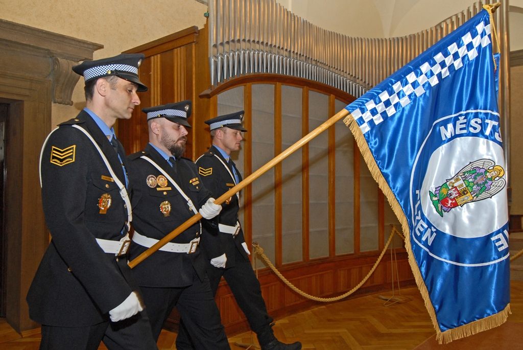 Ocenění za věrnost, dále také za statečnost, mimořádné činy a záchrany životů si dnes (22.4.2015) v obřadní síni plzeňské radnice převzalo přes 70 strážníků a zaměstnanců Městské policie Plzeň. Mezi těmi, kteří obdrželi čestné stužky a řády, jsou příslušníci vykonávající svoji práci 5, 10, 15 i 20 let, ale také ti, kteří pomohli zachránit život sebevrahům, poskytli první pomoc lidem v bezvědomí, zakročili proti pachatelům vloupání, a to ať již ve službě nebo v době osobního volna, zasáhli proti skupině agresivních osob a podobně. Medaili cti z rukou primátora převzala lékařka Světlana Čuntalová, která loni 13. září pomohla spolu se strážníky chodkyni, již srazilo vozidlo v sadech Pětatřicátníků v Plzni, před příjezdem záchranářů jí poskytla první pomoc. Druhou Medaili cti obdržel Pavel Krákora, ředitel Městského ředitelství policie Plzeň, a to za spolupráci s městskou policií při řešení bezpečnosti a veřejného pořádku.