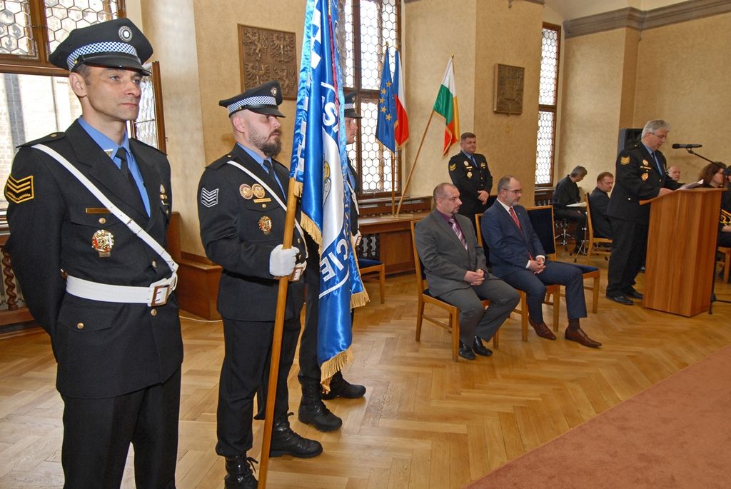 Ocenění za věrnost, dále také za statečnost, mimořádné činy a záchrany životů si dnes (22.4.2015) v obřadní síni plzeňské radnice převzalo přes 70 strážníků a zaměstnanců Městské policie Plzeň. Mezi těmi, kteří obdrželi čestné stužky a řády, jsou příslušníci vykonávající svoji práci 5, 10, 15 i 20 let, ale také ti, kteří pomohli zachránit život sebevrahům, poskytli první pomoc lidem v bezvědomí, zakročili proti pachatelům vloupání, a to ať již ve službě nebo v době osobního volna, zasáhli proti skupině agresivních osob a podobně. Medaili cti z rukou primátora převzala lékařka Světlana Čuntalová, která loni 13. září pomohla spolu se strážníky chodkyni, již srazilo vozidlo v sadech Pětatřicátníků v Plzni, před příjezdem záchranářů jí poskytla první pomoc. Druhou Medaili cti obdržel Pavel Krákora, ředitel Městského ředitelství policie Plzeň, a to za spolupráci s městskou policií při řešení bezpečnosti a veřejného pořádku.