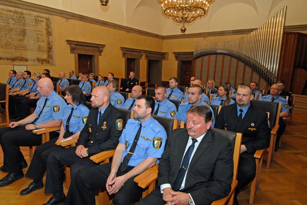 Ocenění za věrnost, dále také za statečnost, mimořádné činy a záchrany životů si dnes (22.4.2015) v obřadní síni plzeňské radnice převzalo přes 70 strážníků a zaměstnanců Městské policie Plzeň. Mezi těmi, kteří obdrželi čestné stužky a řády, jsou příslušníci vykonávající svoji práci 5, 10, 15 i 20 let, ale také ti, kteří pomohli zachránit život sebevrahům, poskytli první pomoc lidem v bezvědomí, zakročili proti pachatelům vloupání, a to ať již ve službě nebo v době osobního volna, zasáhli proti skupině agresivních osob a podobně. Medaili cti z rukou primátora převzala lékařka Světlana Čuntalová, která loni 13. září pomohla spolu se strážníky chodkyni, již srazilo vozidlo v sadech Pětatřicátníků v Plzni, před příjezdem záchranářů jí poskytla první pomoc. Druhou Medaili cti obdržel Pavel Krákora, ředitel Městského ředitelství policie Plzeň, a to za spolupráci s městskou policií při řešení bezpečnosti a veřejného pořádku.