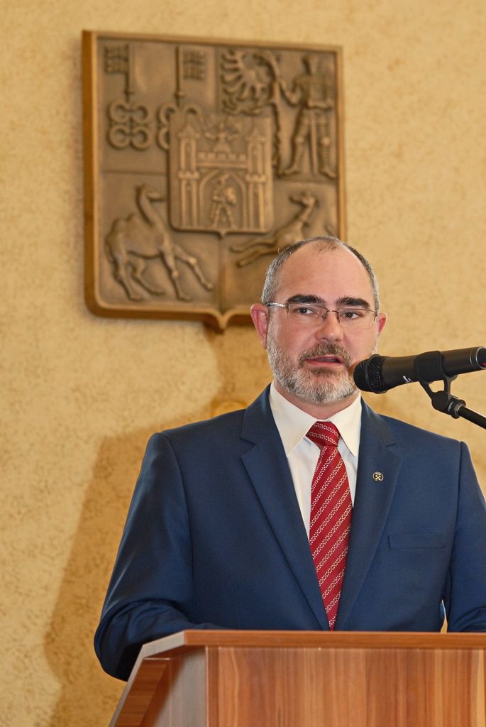 Ocenění za věrnost, dále také za statečnost, mimořádné činy a záchrany životů si dnes (22.4.2015) v obřadní síni plzeňské radnice převzalo přes 70 strážníků a zaměstnanců Městské policie Plzeň. Mezi těmi, kteří obdrželi čestné stužky a řády, jsou příslušníci vykonávající svoji práci 5, 10, 15 i 20 let, ale také ti, kteří pomohli zachránit život sebevrahům, poskytli první pomoc lidem v bezvědomí, zakročili proti pachatelům vloupání, a to ať již ve službě nebo v době osobního volna, zasáhli proti skupině agresivních osob a podobně. Medaili cti z rukou primátora převzala lékařka Světlana Čuntalová, která loni 13. září pomohla spolu se strážníky chodkyni, již srazilo vozidlo v sadech Pětatřicátníků v Plzni, před příjezdem záchranářů jí poskytla první pomoc. Druhou Medaili cti obdržel Pavel Krákora, ředitel Městského ředitelství policie Plzeň, a to za spolupráci s městskou policií při řešení bezpečnosti a veřejného pořádku.