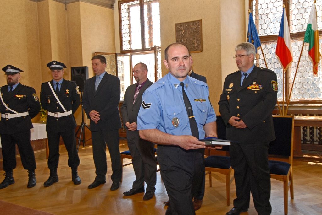 Ocenění za věrnost, dále také za statečnost, mimořádné činy a záchrany životů si dnes (22.4.2015) v obřadní síni plzeňské radnice převzalo přes 70 strážníků a zaměstnanců Městské policie Plzeň. Mezi těmi, kteří obdrželi čestné stužky a řády, jsou příslušníci vykonávající svoji práci 5, 10, 15 i 20 let, ale také ti, kteří pomohli zachránit život sebevrahům, poskytli první pomoc lidem v bezvědomí, zakročili proti pachatelům vloupání, a to ať již ve službě nebo v době osobního volna, zasáhli proti skupině agresivních osob a podobně. Medaili cti z rukou primátora převzala lékařka Světlana Čuntalová, která loni 13. září pomohla spolu se strážníky chodkyni, již srazilo vozidlo v sadech Pětatřicátníků v Plzni, před příjezdem záchranářů jí poskytla první pomoc. Druhou Medaili cti obdržel Pavel Krákora, ředitel Městského ředitelství policie Plzeň, a to za spolupráci s městskou policií při řešení bezpečnosti a veřejného pořádku.