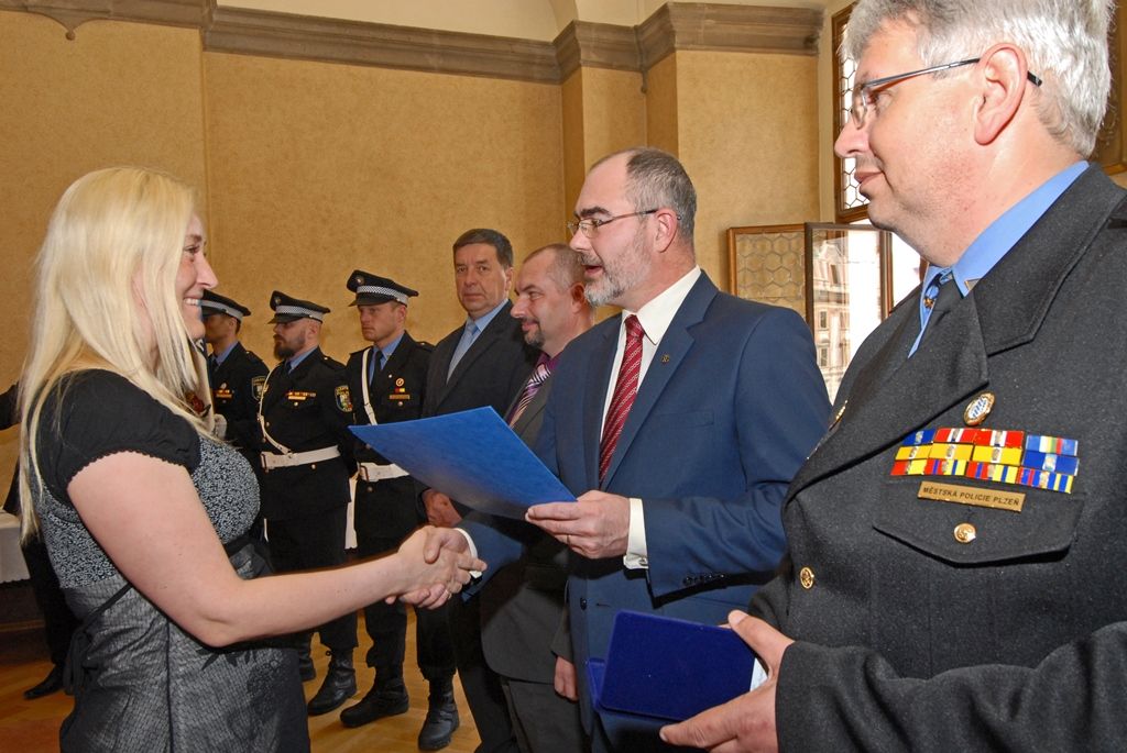 Přes 70 městských strážníků získalo ocenění, primátor Plzně předal i Medaili cti