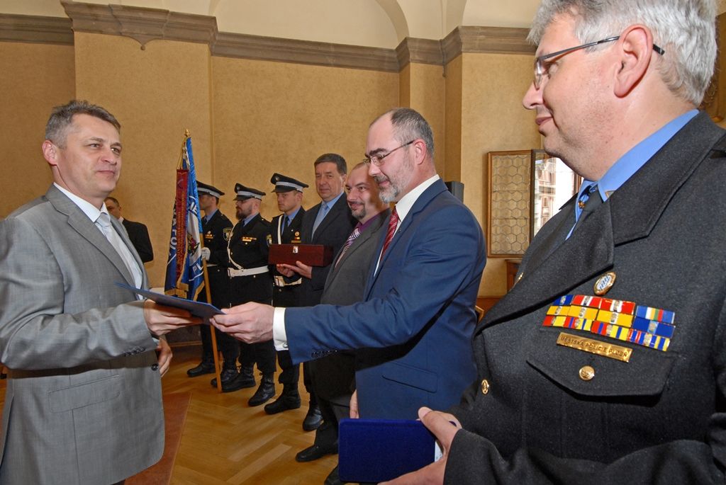 Ocenění za věrnost, dále také za statečnost, mimořádné činy a záchrany životů si dnes (22.4.2015) v obřadní síni plzeňské radnice převzalo přes 70 strážníků a zaměstnanců Městské policie Plzeň. Mezi těmi, kteří obdrželi čestné stužky a řády, jsou příslušníci vykonávající svoji práci 5, 10, 15 i 20 let, ale také ti, kteří pomohli zachránit život sebevrahům, poskytli první pomoc lidem v bezvědomí, zakročili proti pachatelům vloupání, a to ať již ve službě nebo v době osobního volna, zasáhli proti skupině agresivních osob a podobně. Medaili cti z rukou primátora převzala lékařka Světlana Čuntalová, která loni 13. září pomohla spolu se strážníky chodkyni, již srazilo vozidlo v sadech Pětatřicátníků v Plzni, před příjezdem záchranářů jí poskytla první pomoc. Druhou Medaili cti obdržel Pavel Krákora, ředitel Městského ředitelství policie Plzeň, a to za spolupráci s městskou policií při řešení bezpečnosti a veřejného pořádku.