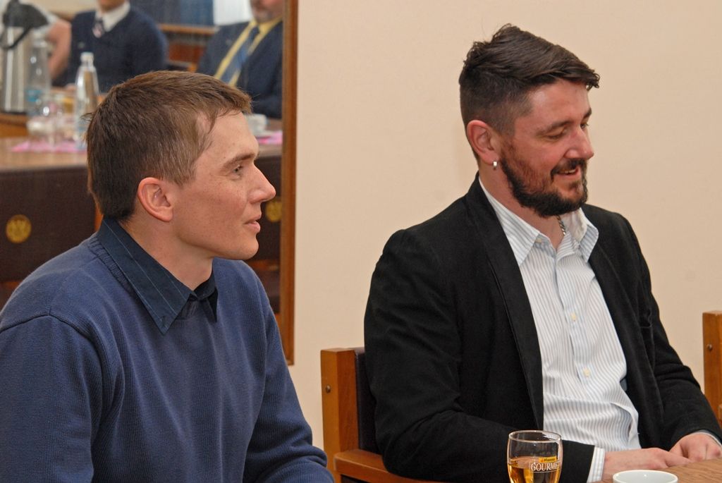 Žáky florbalového týmu 33. základní školy v Plzni a zástupce školy přijali na plzeňské radnici primátor města Martin Zrzavecký a radní pro oblast podpory podnikání a sportu Michal Dvořák. „Setkání s žáky, kteří úspěšně reprezentují město Plzeň, se stává tradicí. Jsem rád, že se s vámi mohu potkat a poděkovat za vaše úspěchy,“ uvedl primátor Martin Zrzavecký. Během diskuse se zástupci města zajímali o tréninky žáků, správnou životosprávu, studijní výsledky i o to, jak vidí svou budoucí sportovní kariéru. Hovořilo se o spolupráci plzeňských florbalových klubů, roli trenérů při výchově mladých sportovců i o záměru postavit ve městě nové sportovní haly či sportoviště a lépe je využívat. (foto: 23.4.2015)