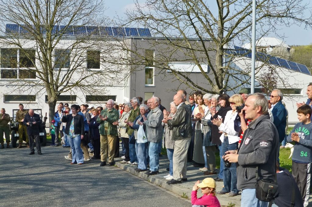 Pietnímu aktu u památníku amerických letců byl vedle zástupců americké ambasády i dalších hostů přítomen také první náměstek primátora města Plzně Martin Baxa. Ve svém projevu připomněl další významné výročí, tedy to, že již 25 let si opět můžeme svobodně připomínat osvobození Plzně americkou armádou. Zároveň vzpomněl na všechny, kteří si v minulosti přes zákaz a možné perzekuce každoročně u tohoto památníku připomínali hrdinství amerických vojáků. (foto: M. Šašek, 23.4.2015)
