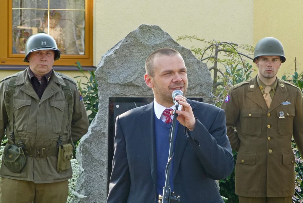Pietnímu aktu u památníku amerických letců byl vedle zástupců americké ambasády i dalších hostů přítomen také první náměstek primátora města Plzně Martin Baxa. Ve svém projevu připomněl další významné výročí, tedy to, že již 25 let si opět můžeme svobodně připomínat osvobození Plzně americkou armádou. Zároveň vzpomněl na všechny, kteří si v minulosti přes zákaz a možné perzekuce každoročně u tohoto památníku připomínali hrdinství amerických vojáků. (foto: M. Šašek, 23.4.2015)