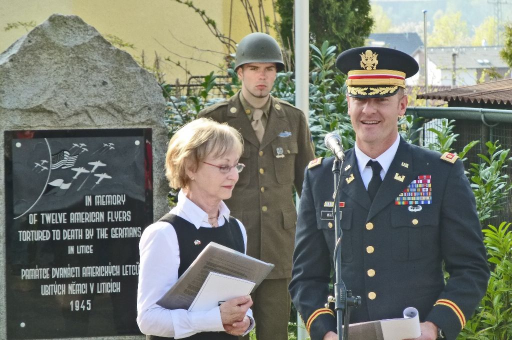Pietnímu aktu u památníku amerických letců byl vedle zástupců americké ambasády i dalších hostů přítomen také první náměstek primátora města Plzně Martin Baxa. Ve svém projevu připomněl další významné výročí, tedy to, že již 25 let si opět můžeme svobodně připomínat osvobození Plzně americkou armádou. Zároveň vzpomněl na všechny, kteří si v minulosti přes zákaz a možné perzekuce každoročně u tohoto památníku připomínali hrdinství amerických vojáků. (foto: M. Šašek, 23.4.2015)