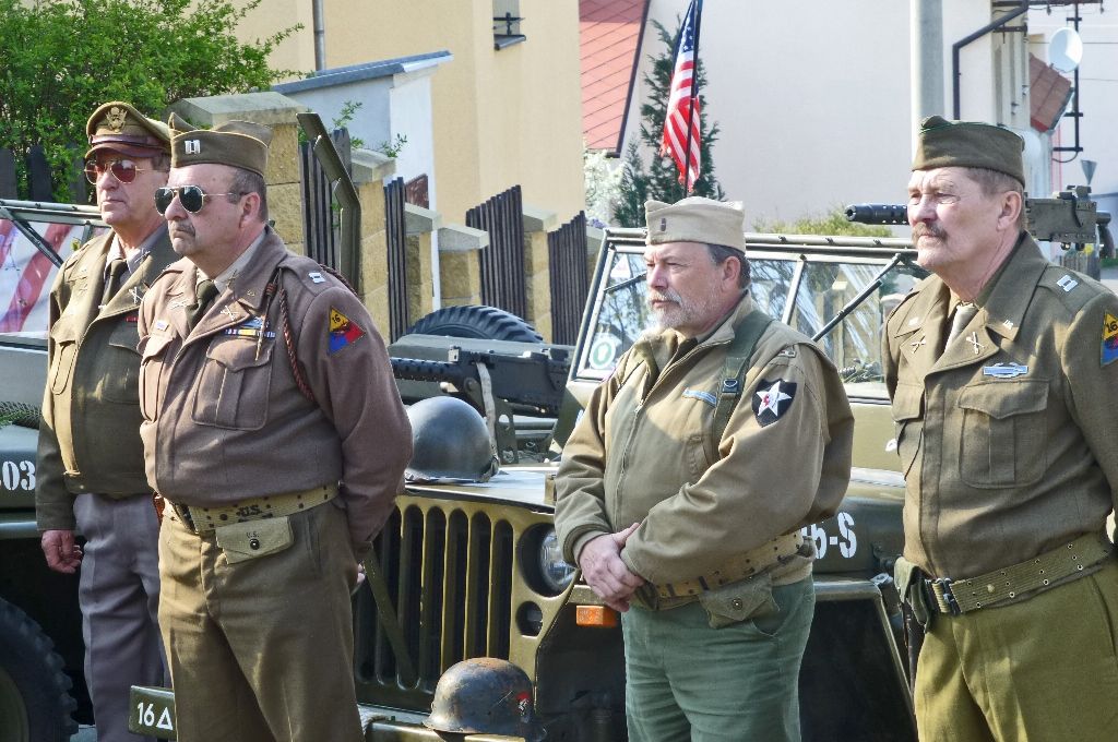 Pietnímu aktu u památníku amerických letců byl vedle zástupců americké ambasády i dalších hostů přítomen také první náměstek primátora města Plzně Martin Baxa. Ve svém projevu připomněl další významné výročí, tedy to, že již 25 let si opět můžeme svobodně připomínat osvobození Plzně americkou armádou. Zároveň vzpomněl na všechny, kteří si v minulosti přes zákaz a možné perzekuce každoročně u tohoto památníku připomínali hrdinství amerických vojáků. (foto: M. Šašek, 23.4.2015)