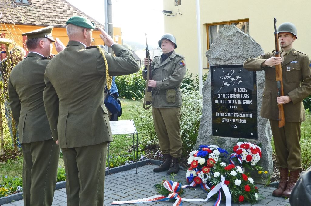 Slavnosti svobody 2015 - Památku amerických letců v Liticích uctili i zástupci města