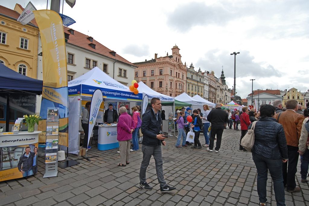 Současné umění našich sousedů, dechové kapely, proměnu Meeting pointu na náměstí v bavorskou „Alpenhütte“ i tradiční bavorské klobásky, pivo a kulinářské speciality nabídly Bavorské kulturní dny. Vrcholem týdenního festivalu, jenž se uskutečnil od 20. do 26. dubna, byla akce Květiny pro Plzeň. V jejím průběhu lidé na náměstí Republiky obdivovali draka řízeného nejmodernější elektronikou z historického představení  Drachenstich – Skolení draka. (foto: 26.4.2015)