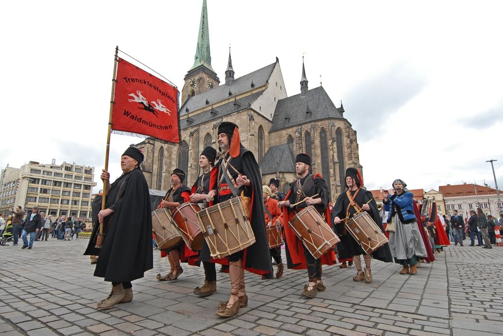 Současné umění našich sousedů, dechové kapely, proměnu Meeting pointu na náměstí v bavorskou „Alpenhütte“ i tradiční bavorské klobásky, pivo a kulinářské speciality nabídly Bavorské kulturní dny. Vrcholem týdenního festivalu, jenž se uskutečnil od 20. do 26. dubna, byla akce Květiny pro Plzeň. V jejím průběhu lidé na náměstí Republiky obdivovali draka řízeného nejmodernější elektronikou z historického představení  Drachenstich – Skolení draka. (foto: 26.4.2015)
