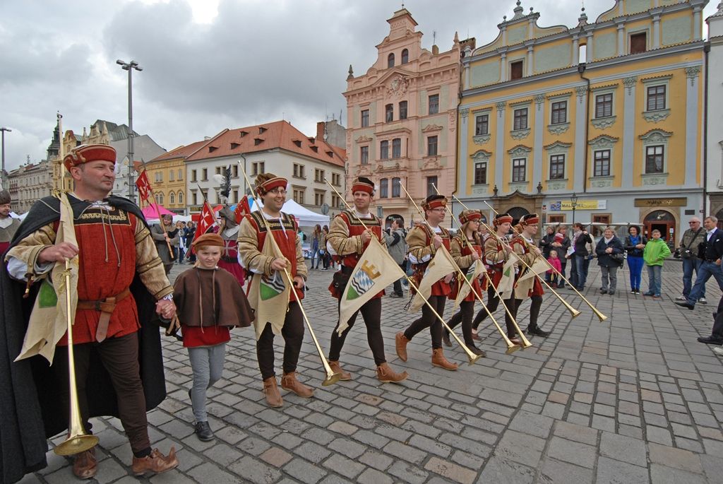 Současné umění našich sousedů, dechové kapely, proměnu Meeting pointu na náměstí v bavorskou „Alpenhütte“ i tradiční bavorské klobásky, pivo a kulinářské speciality nabídly Bavorské kulturní dny. Vrcholem týdenního festivalu, jenž se uskutečnil od 20. do 26. dubna, byla akce Květiny pro Plzeň. V jejím průběhu lidé na náměstí Republiky obdivovali draka řízeného nejmodernější elektronikou z historického představení  Drachenstich – Skolení draka. (foto: 26.4.2015)