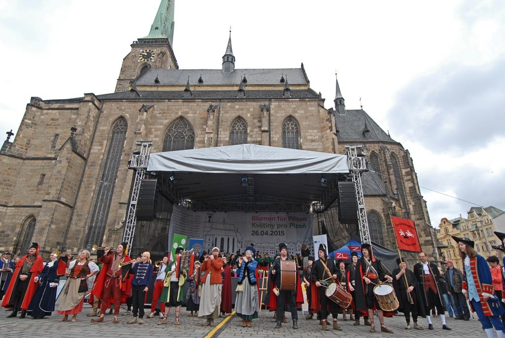 Současné umění našich sousedů, dechové kapely, proměnu Meeting pointu na náměstí v bavorskou „Alpenhütte“ i tradiční bavorské klobásky, pivo a kulinářské speciality nabídly Bavorské kulturní dny. Vrcholem týdenního festivalu, jenž se uskutečnil od 20. do 26. dubna, byla akce Květiny pro Plzeň. V jejím průběhu lidé na náměstí Republiky obdivovali draka řízeného nejmodernější elektronikou z historického představení  Drachenstich – Skolení draka. (foto: 26.4.2015)