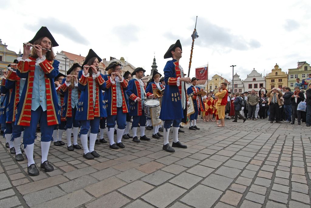 Současné umění našich sousedů, dechové kapely, proměnu Meeting pointu na náměstí v bavorskou „Alpenhütte“ i tradiční bavorské klobásky, pivo a kulinářské speciality nabídly Bavorské kulturní dny. Vrcholem týdenního festivalu, jenž se uskutečnil od 20. do 26. dubna, byla akce Květiny pro Plzeň. V jejím průběhu lidé na náměstí Republiky obdivovali draka řízeného nejmodernější elektronikou z historického představení  Drachenstich – Skolení draka. (foto: 26.4.2015)