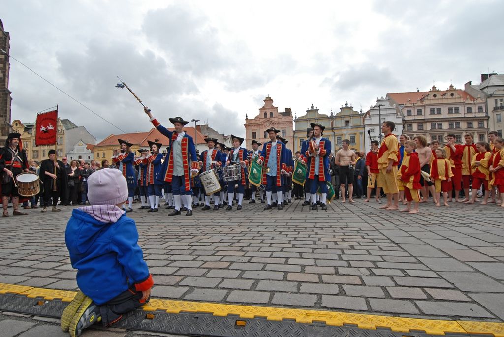 Současné umění našich sousedů, dechové kapely, proměnu Meeting pointu na náměstí v bavorskou „Alpenhütte“ i tradiční bavorské klobásky, pivo a kulinářské speciality nabídly Bavorské kulturní dny. Vrcholem týdenního festivalu, jenž se uskutečnil od 20. do 26. dubna, byla akce Květiny pro Plzeň. V jejím průběhu lidé na náměstí Republiky obdivovali draka řízeného nejmodernější elektronikou z historického představení  Drachenstich – Skolení draka. (foto: 26.4.2015)