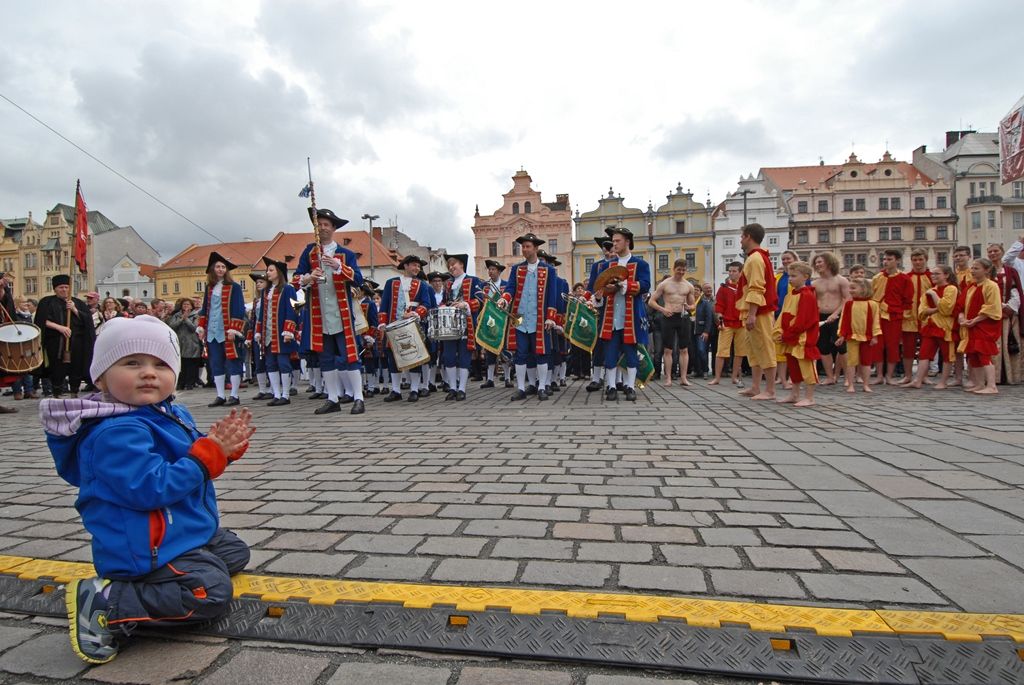 Současné umění našich sousedů, dechové kapely, proměnu Meeting pointu na náměstí v bavorskou „Alpenhütte“ i tradiční bavorské klobásky, pivo a kulinářské speciality nabídly Bavorské kulturní dny. Vrcholem týdenního festivalu, jenž se uskutečnil od 20. do 26. dubna, byla akce Květiny pro Plzeň. V jejím průběhu lidé na náměstí Republiky obdivovali draka řízeného nejmodernější elektronikou z historického představení  Drachenstich – Skolení draka. (foto: 26.4.2015)