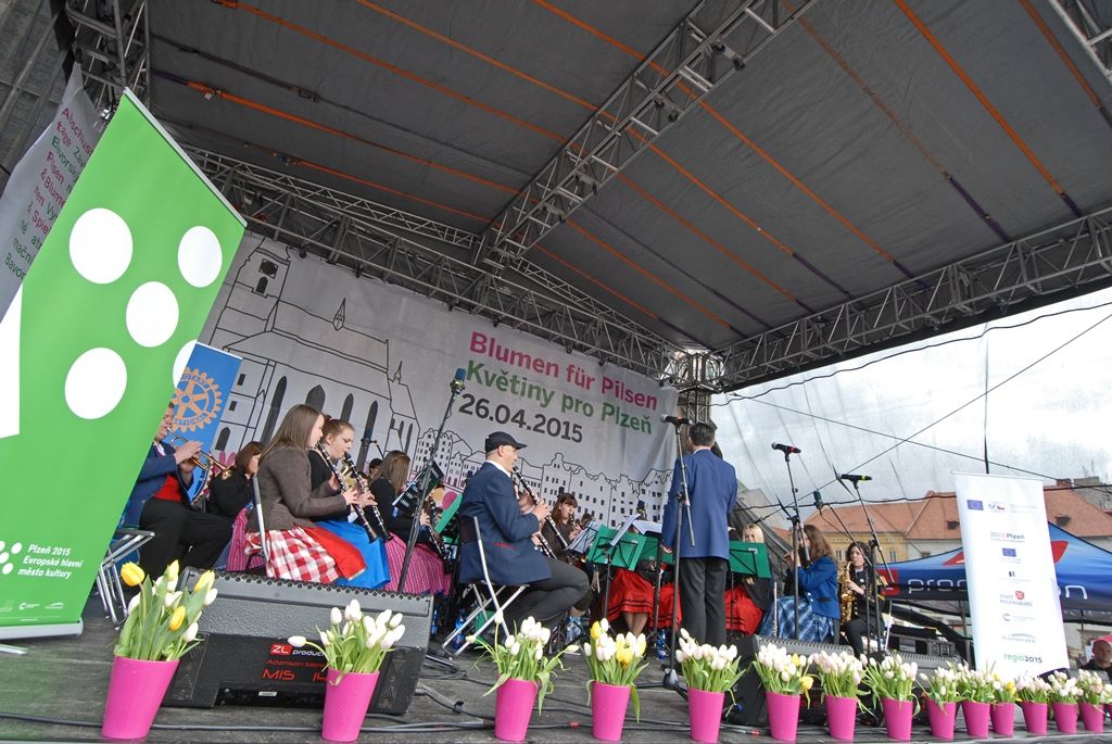 Současné umění našich sousedů, dechové kapely, proměnu Meeting pointu na náměstí v bavorskou „Alpenhütte“ i tradiční bavorské klobásky, pivo a kulinářské speciality nabídly Bavorské kulturní dny. Vrcholem týdenního festivalu, jenž se uskutečnil od 20. do 26. dubna, byla akce Květiny pro Plzeň. V jejím průběhu lidé na náměstí Republiky obdivovali draka řízeného nejmodernější elektronikou z historického představení  Drachenstich – Skolení draka. (foto: 26.4.2015)