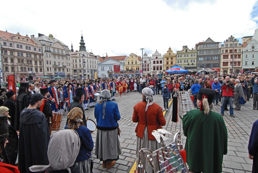 Současné umění našich sousedů, dechové kapely, proměnu Meeting pointu na náměstí v bavorskou „Alpenhütte“ i tradiční bavorské klobásky, pivo a kulinářské speciality nabídly Bavorské kulturní dny. Vrcholem týdenního festivalu, jenž se uskutečnil od 20. do 26. dubna, byla akce Květiny pro Plzeň. V jejím průběhu lidé na náměstí Republiky obdivovali draka řízeného nejmodernější elektronikou z historického představení  Drachenstich – Skolení draka. (foto: 26.4.2015)